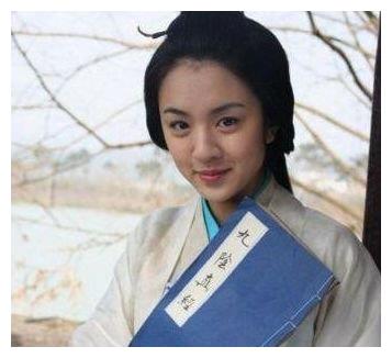 2009年,在年代传奇大戏《民国往事》中饰演贞烈女子梅绍贞.