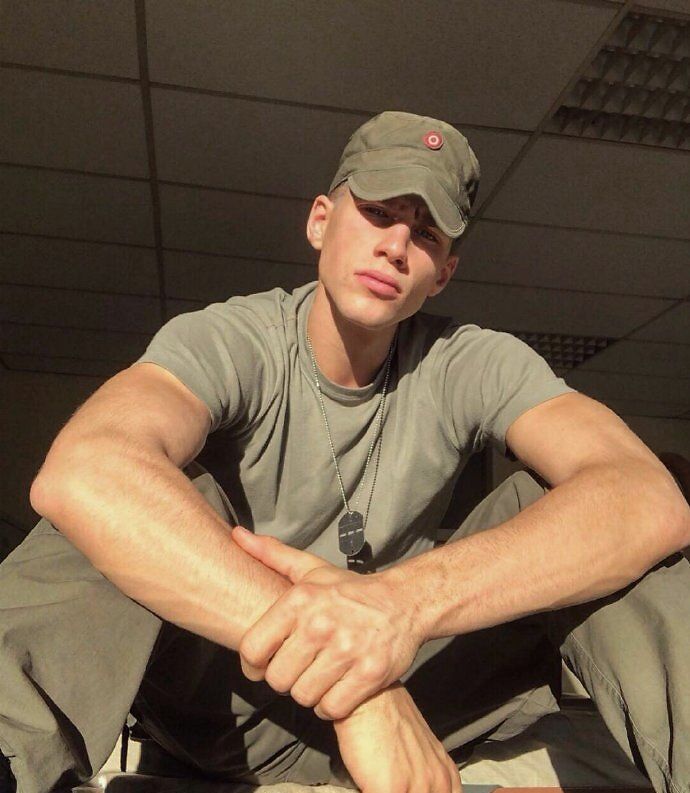 国外军营寸头肌肉大兵,痞帅痞帅的样子,是你喜欢的类型吗?