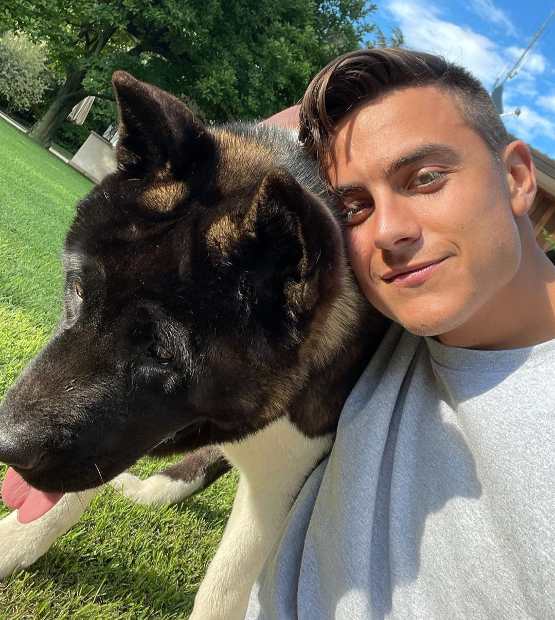 尤文图斯足球俱乐部球星迪巴拉晒出自己与宠物狗在一起的照片