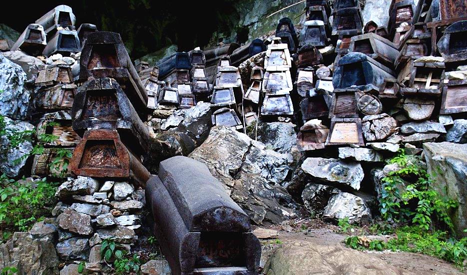 贵州一山洞堆满棺材入殓由鬼师操办拒收死得不干净者