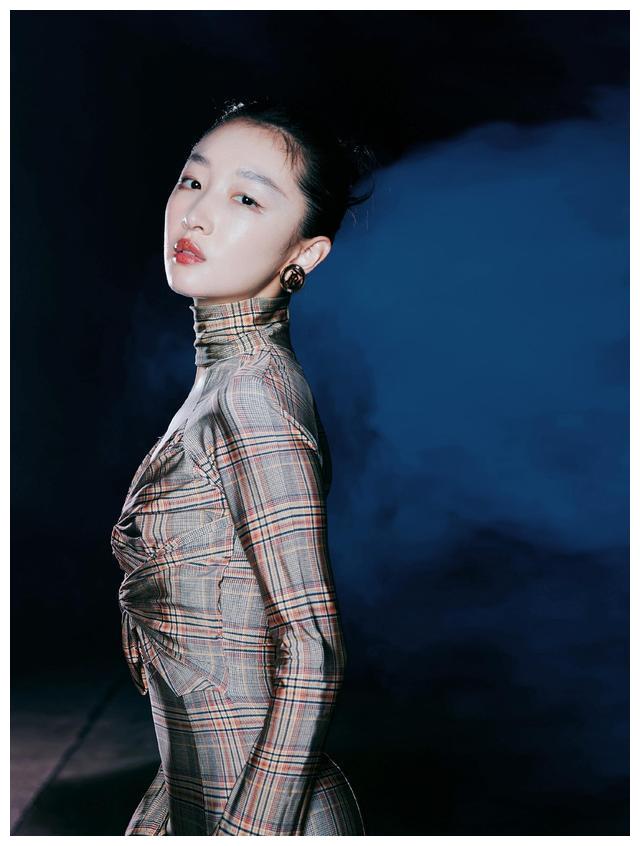 "实力派演员"周冬雨,身穿紫色蓬蓬裙配马尾造型,梦幻感十足