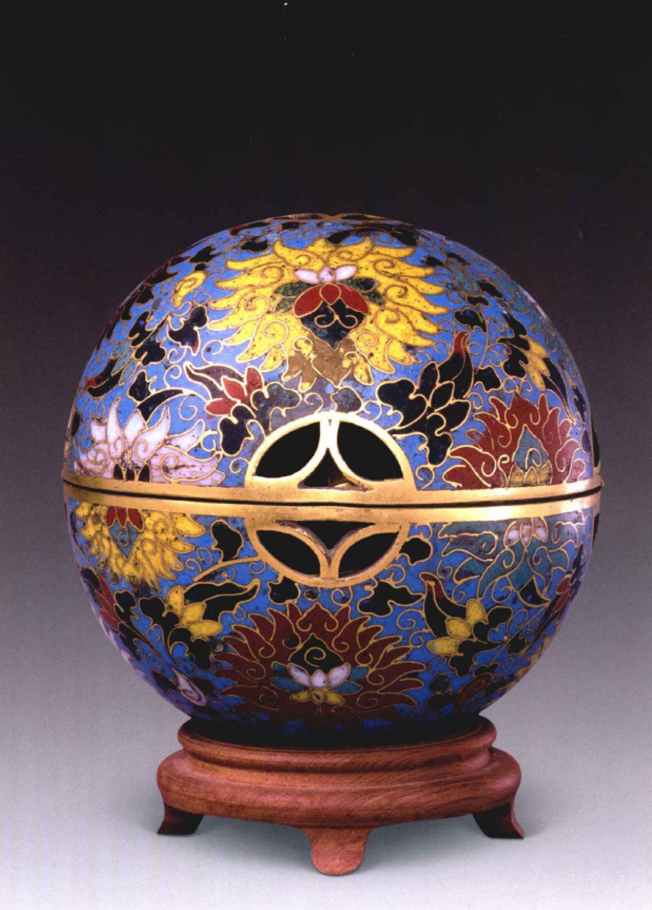 故宫收藏珍宝元代三款掐丝珐琅缠枝莲纹器色泽稳重纹饰流畅