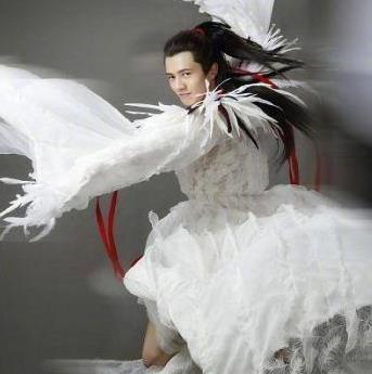 刘昊然白鹤少年定妆照火了,注意他的安全裤,直接笑还是走程序