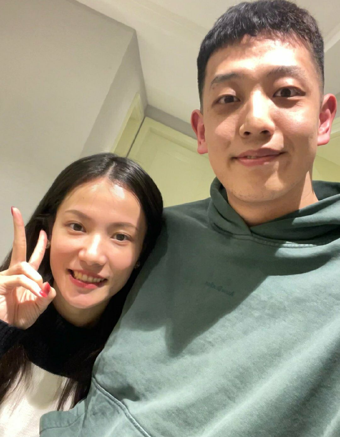 看见相片,有球迷问:沈梓捷,你带的女朋友,是全明星赛时候的女孩子吗?