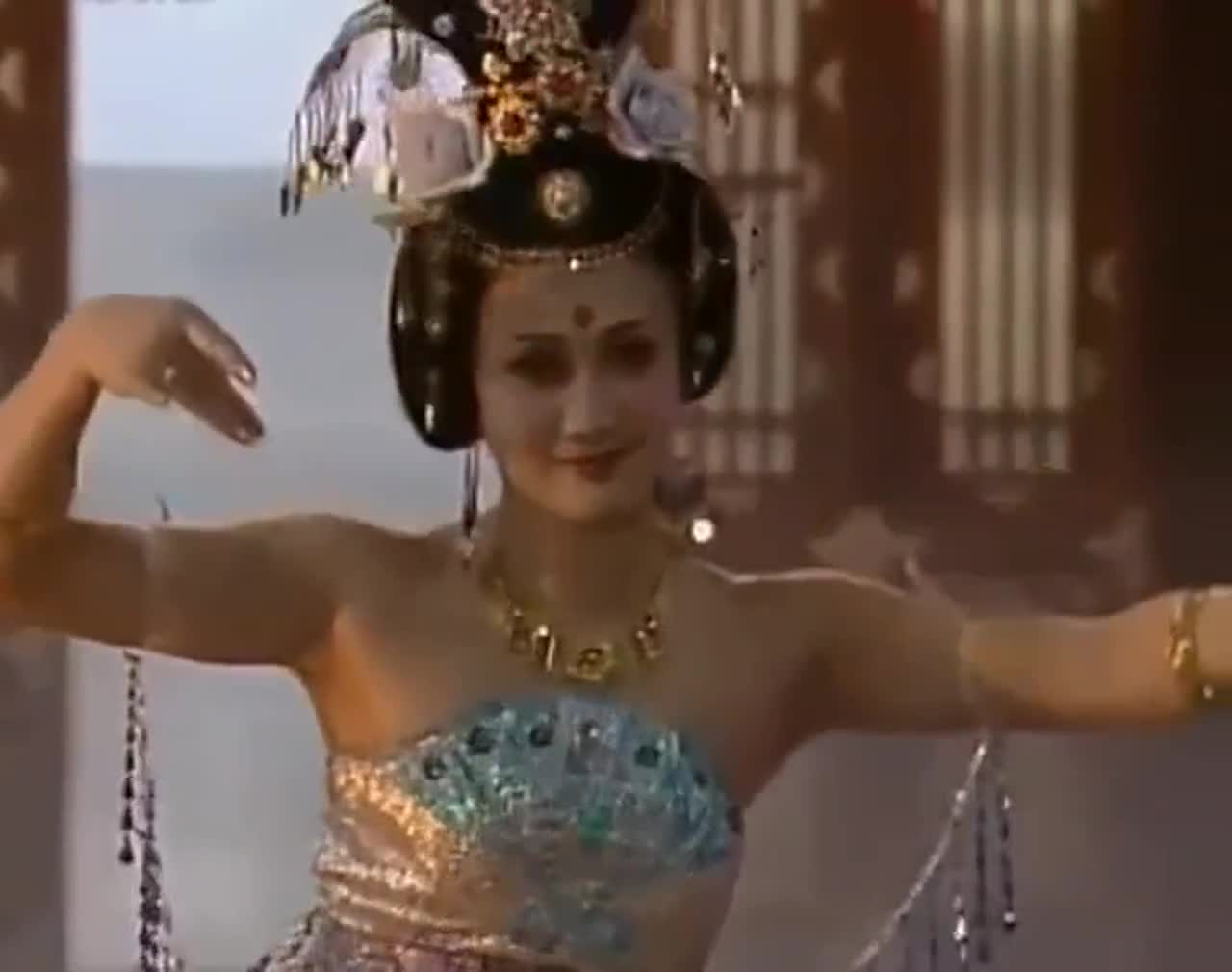 杨贵妃领跳霓裳羽衣舞,姿态万千,唐玄宗被杨贵妃的舞技深深倾倒