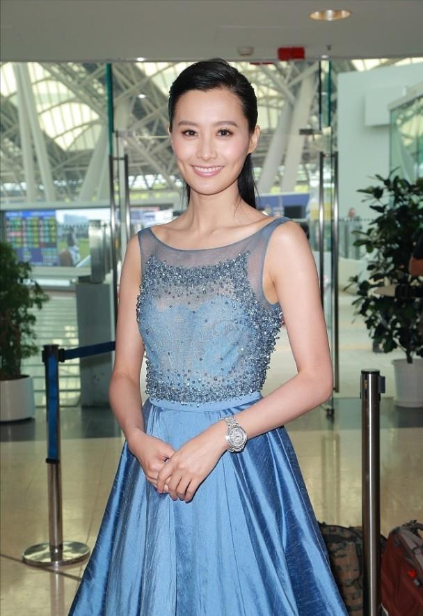 陈法拉的身材保持得真好,穿无袖裙也不显胖,身上一点赘肉都没有__财经