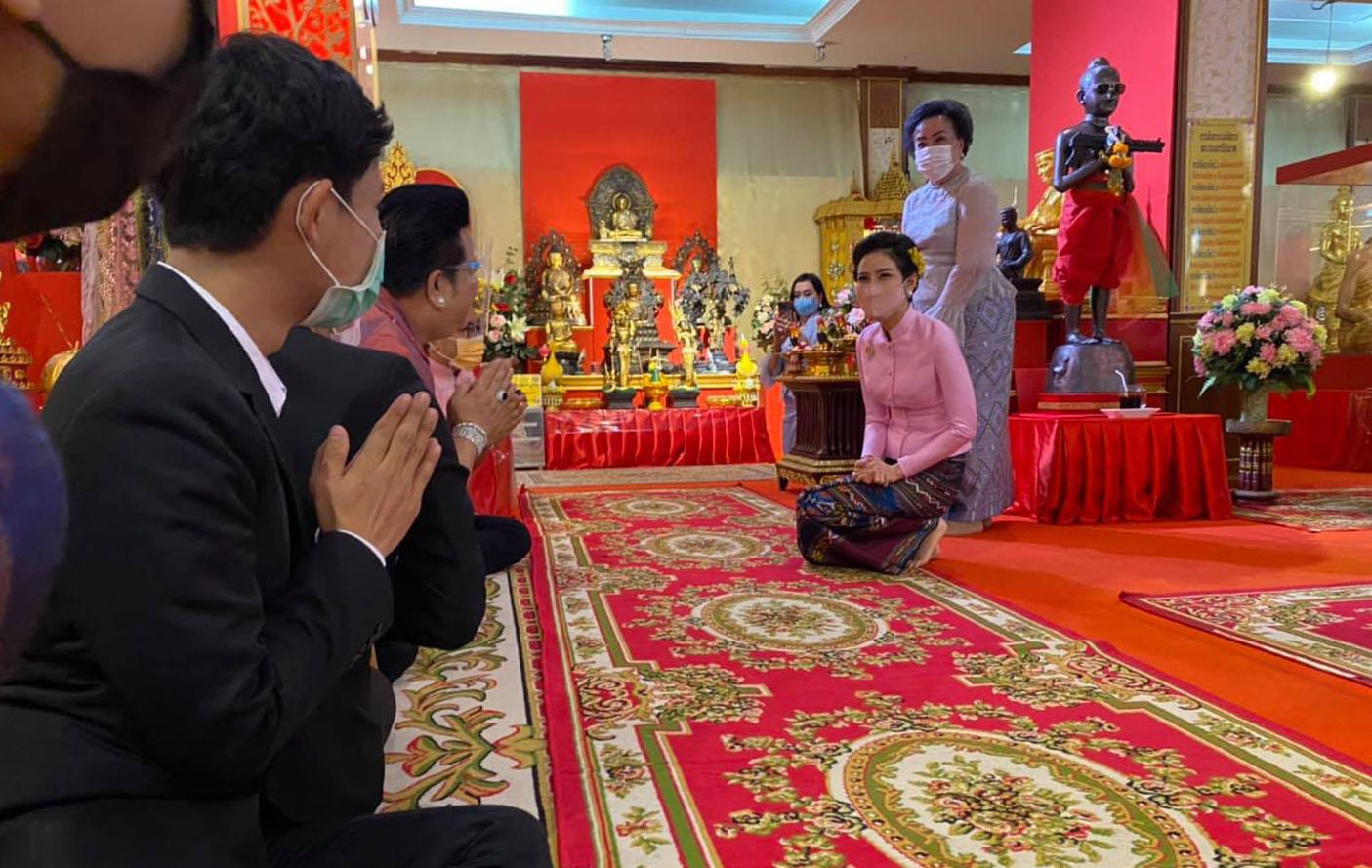 漂亮的诗尼娜贵妃越来越有魅力，去寺庙祈福巧遇崇拜她的粉丝休闲区蓝鸢梦想 - Www.slyday.coM