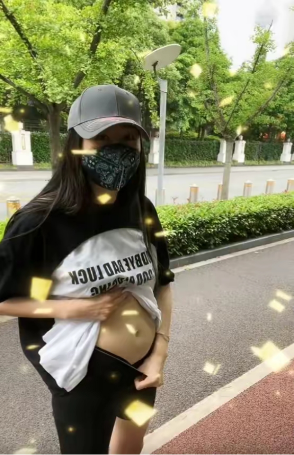 陈浩民妻子怀5胎了街头掀衣裤露隆起小腹光天化日被指不文明