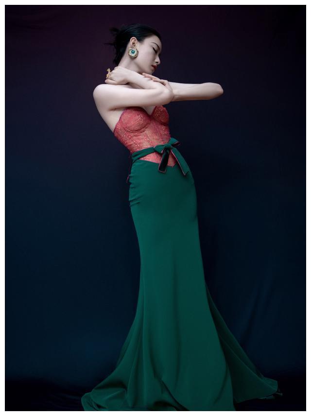 倪妮冷白皮太绝了红配绿也能穿的很高级外套设计感真强