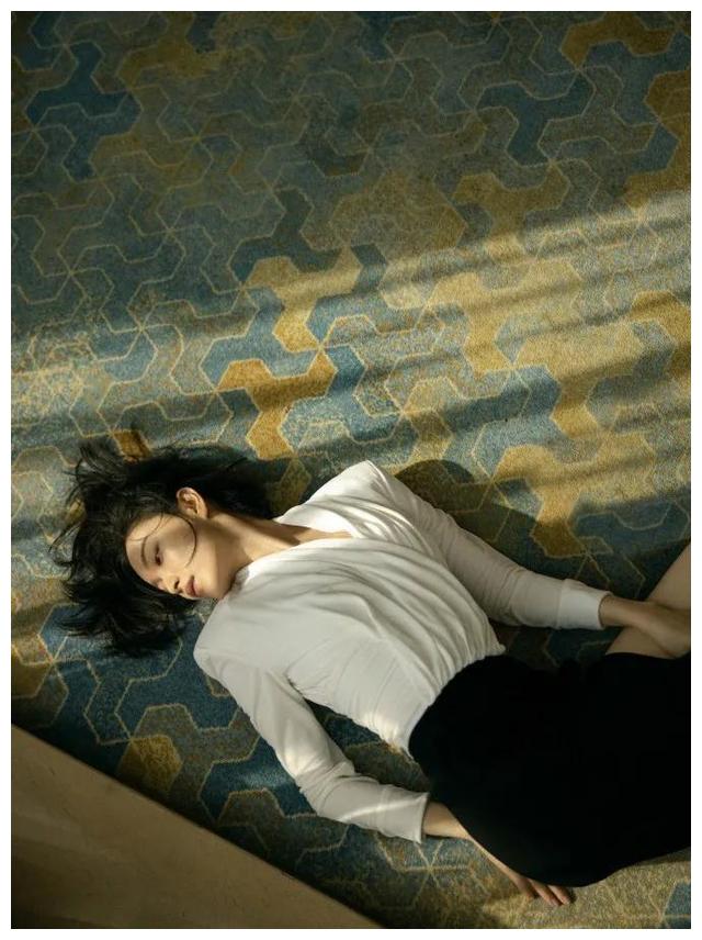 倪妮"滚地毯",迪丽热巴"躺浴缸",女明星真的不好当