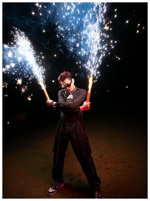 当红明星纷纷拍摄冬日烟花大片,氛围感十足!到底谁拍得最好看?