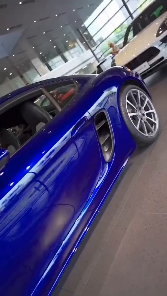 全新龙胆蓝配色的保时捷718cayman,看着十分惊艳