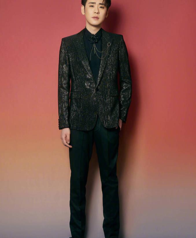 张云雷一身黑金西装搭配金属胸针出席活动,俊朗有型,再配上黑色玫瑰