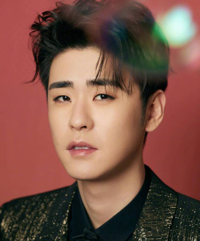 张云雷一身黑金西装搭配金属胸针出席活动俊朗有型