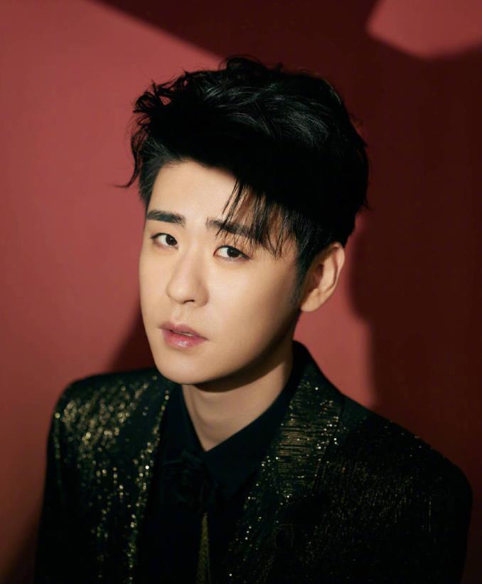 张云雷一身黑金西装搭配金属胸针出席活动俊朗有型