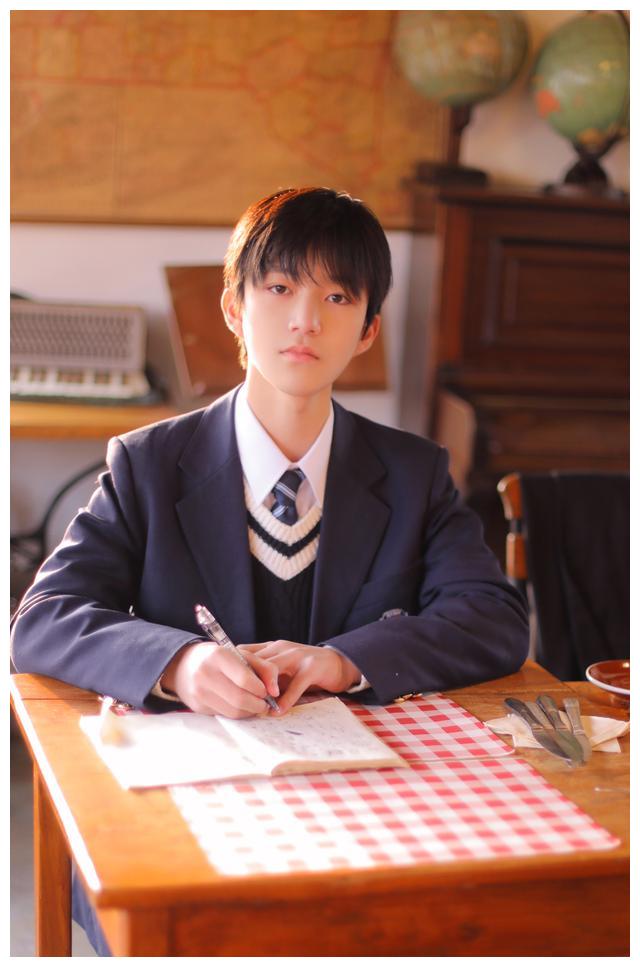 刘若谷学院大片曝光,演绎学霸国民校草风