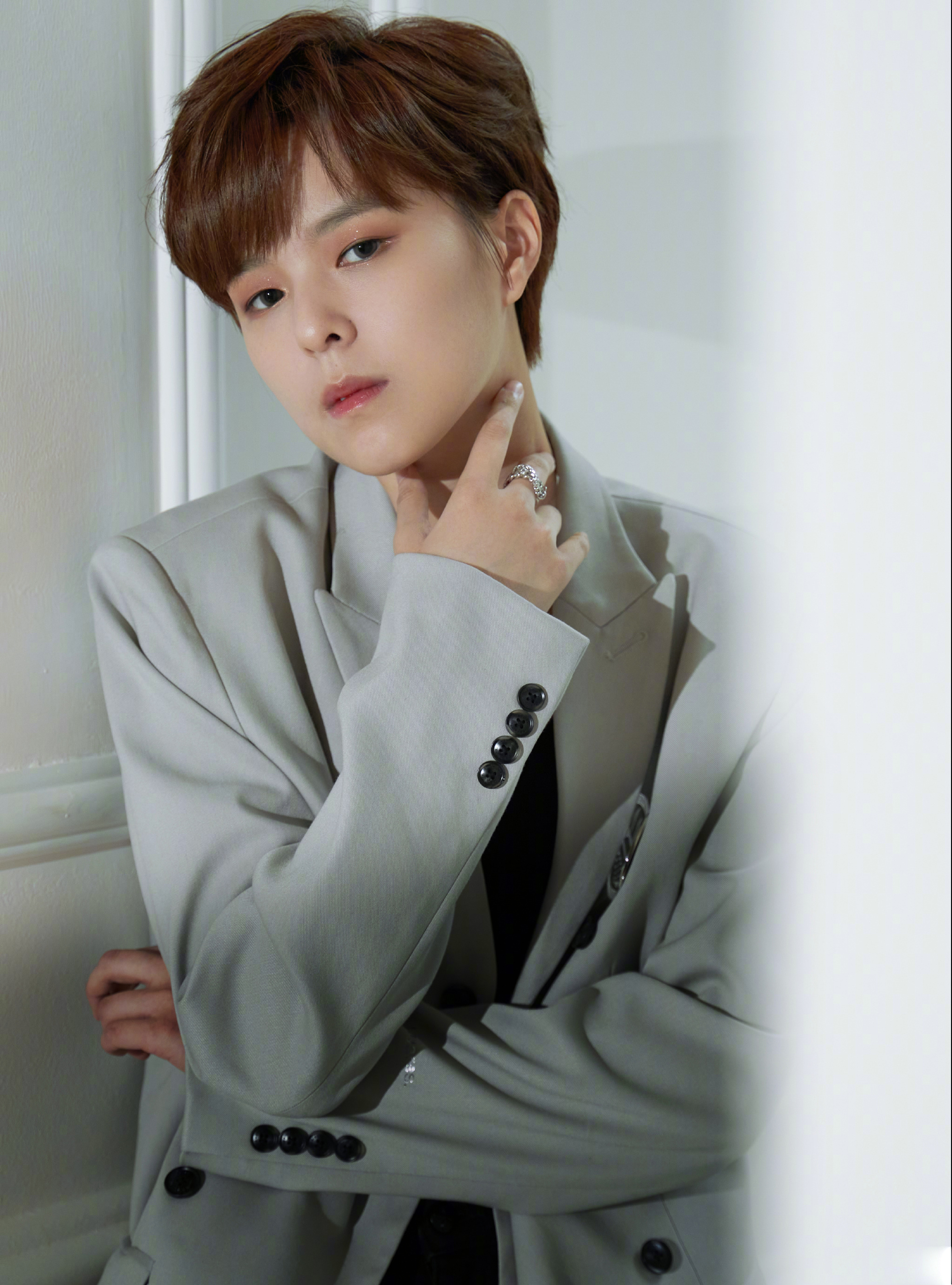 杨芸晴,一身灰色西装搭配黑色长裤77马丁靴,率性干练_高清图集_新浪