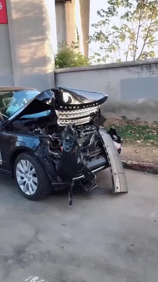 视频:路虎揽胜撞成这个惨样当报废车卖了