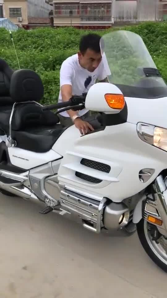 带安全气囊的摩托车,摩托中的奔驰,高科技!