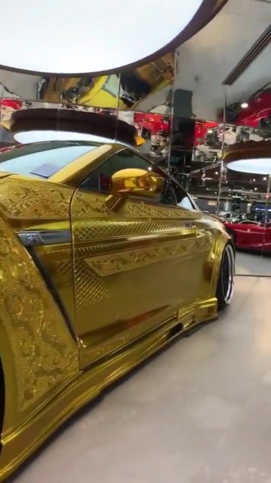 迪拜土豪的汽车,都是黄金打造的,贫穷限制了想象力