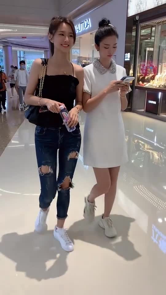 两姐妹一起逛街了