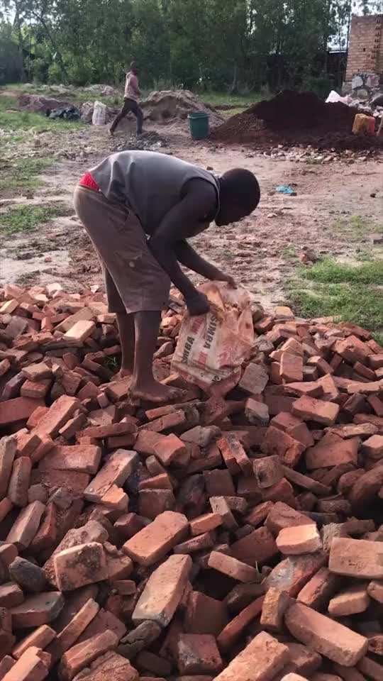 非洲农村的搬砖工人辛苦一天才赚15元