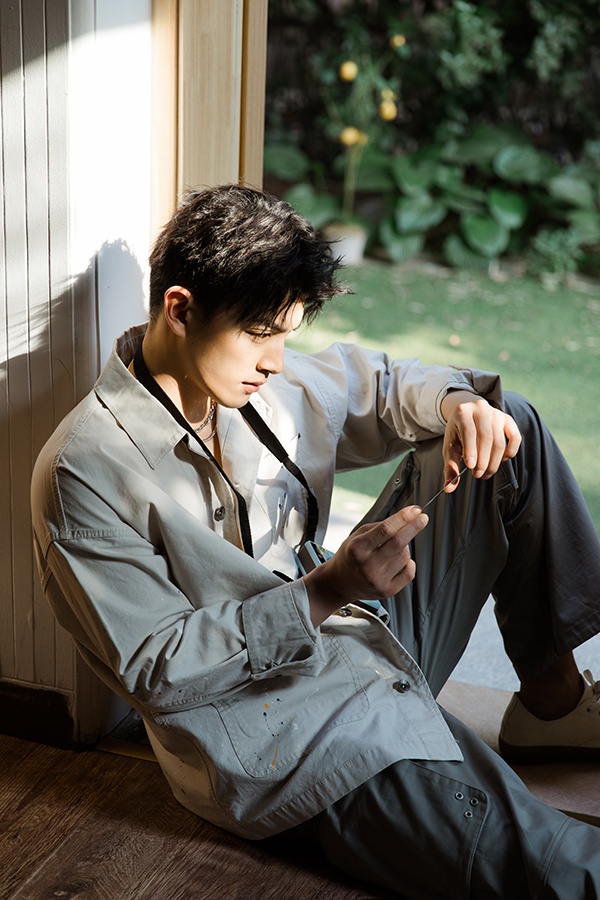 演员程涛慵懒风写真释出 随性娴适少年不羁