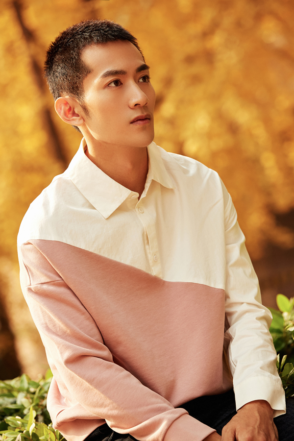 张天阳绅士造型写真曝光置身初秋时节街头展露满满故事感