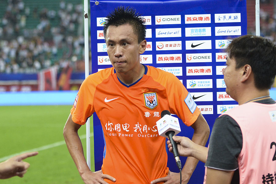 张弛三次骨折依旧拼命,这才是山东泰山的榜样!