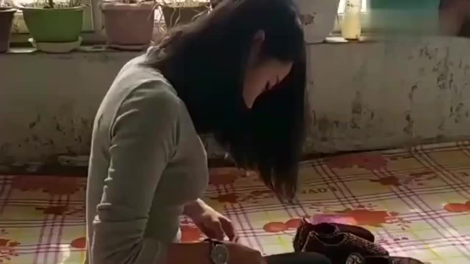 广东农村小媳妇家里太穷了,厨房还是露天的,每次做完饭还要收拾