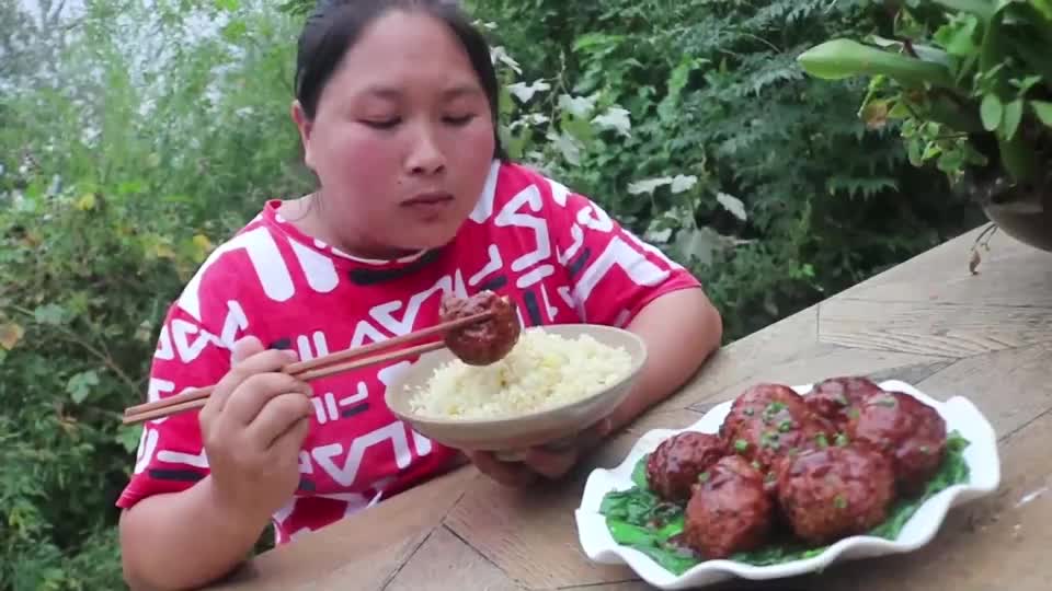 陈说美食:红烧狮子头这样吃才过瘾,色泽诱人,胖妹一口气吃8个