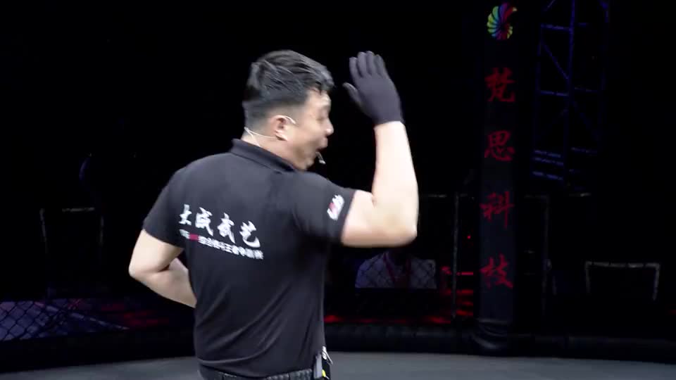 两外国小伙蹦蹦跳跳两分钟无出拳,裁判看不下去了!