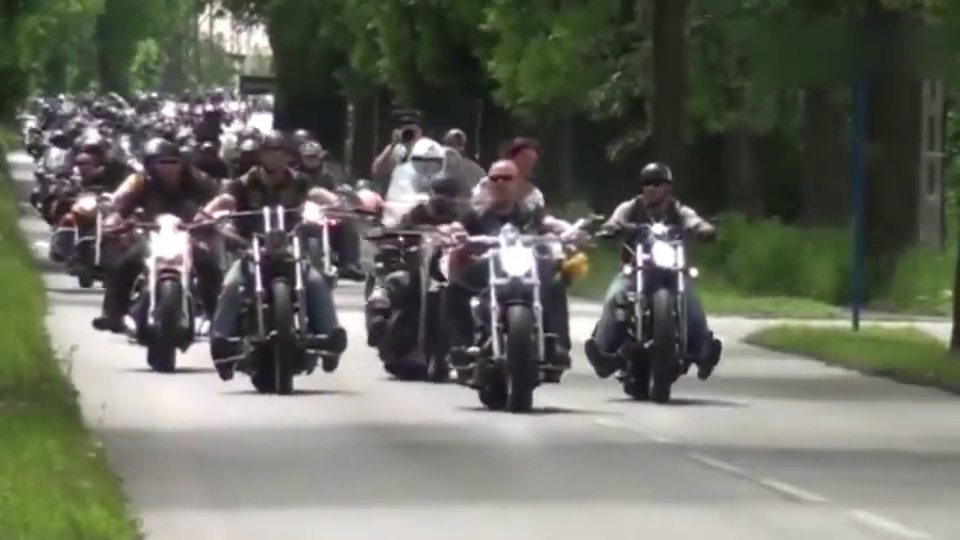 机车摩托:美国哈雷摩托车友聚会,到处都是酷炫的哈雷!