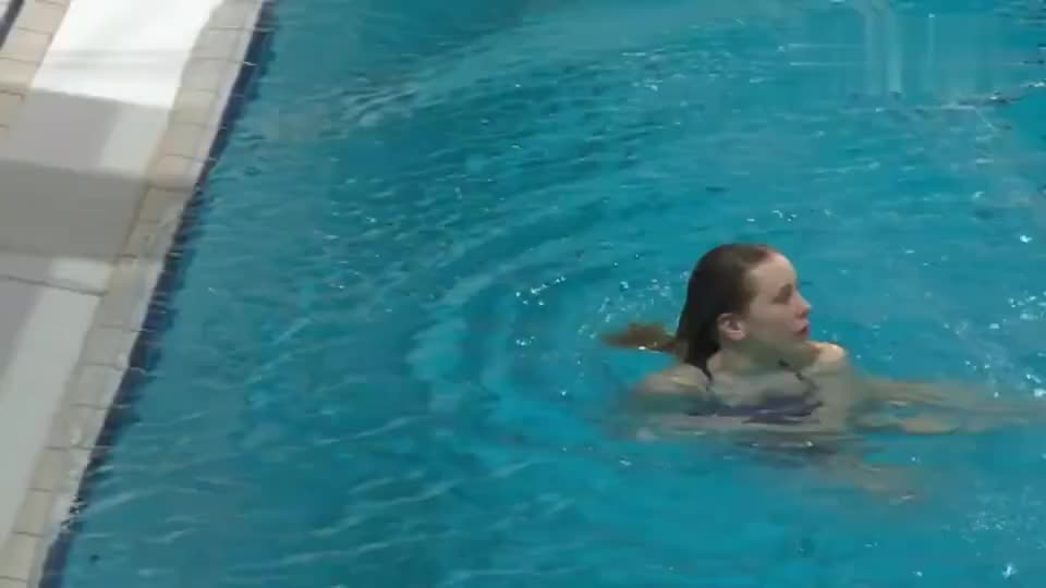 跳水经典:女子跳水尴尬一幕,这个镜头连运动员自己都笑了