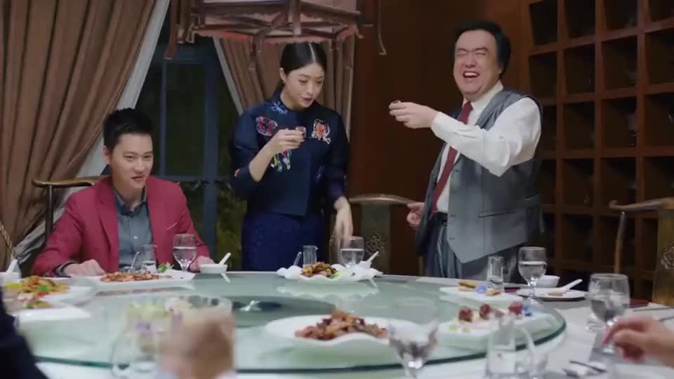 樊胜美看出刘总不怀好意,立马看向曲连杰,结果曲连杰根本不阻止