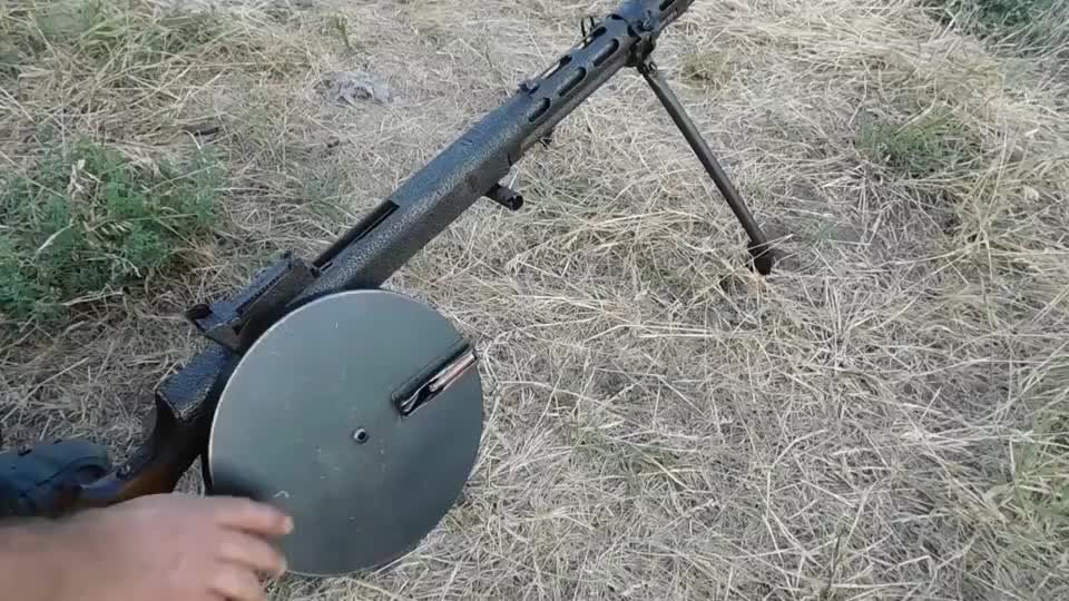 发射空包弹的dp27轻机枪,又称"大盘鸡"近战威力不能小看