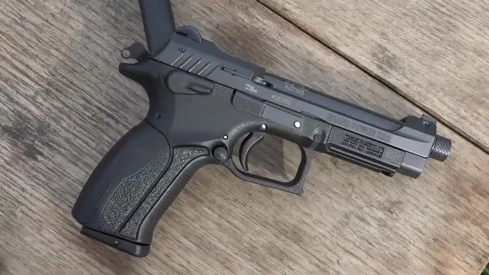 靶场试射点22lr小口径手枪,后坐力几乎没有 威力却不能小看