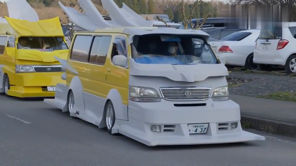 实拍:日本街头遇改装车聚会,这才称得上"爆改"面包车!