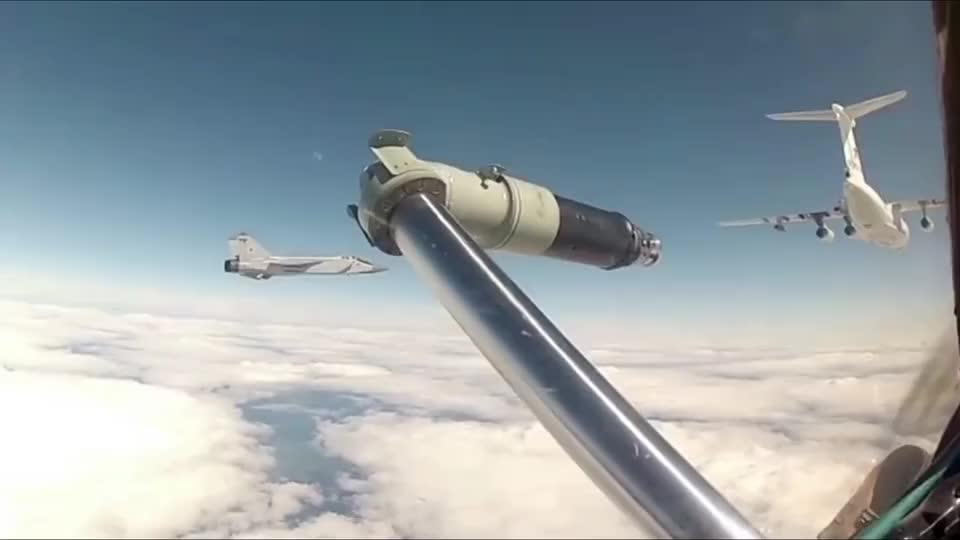 空中加油技术对比!俄罗斯软管加油vs美国硬管加油