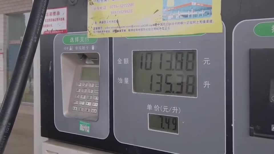 霸道4000拖房车油箱见底,去加油站看看,油箱里还剩多少?