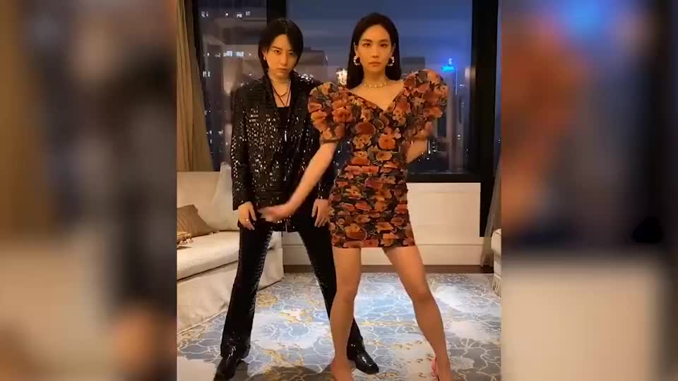 视频:李斯丹妮领衔姐姐团再跳无价之姐 孟佳王霏霏真的好会扭