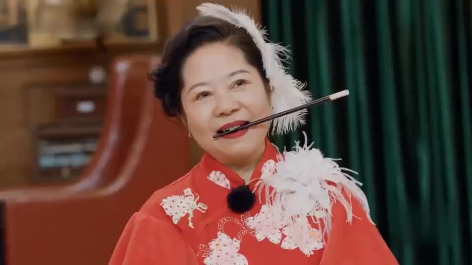 杨迪妈妈穿着旗袍,走进了百乐门,好有夜上海的感觉,太好玩了!