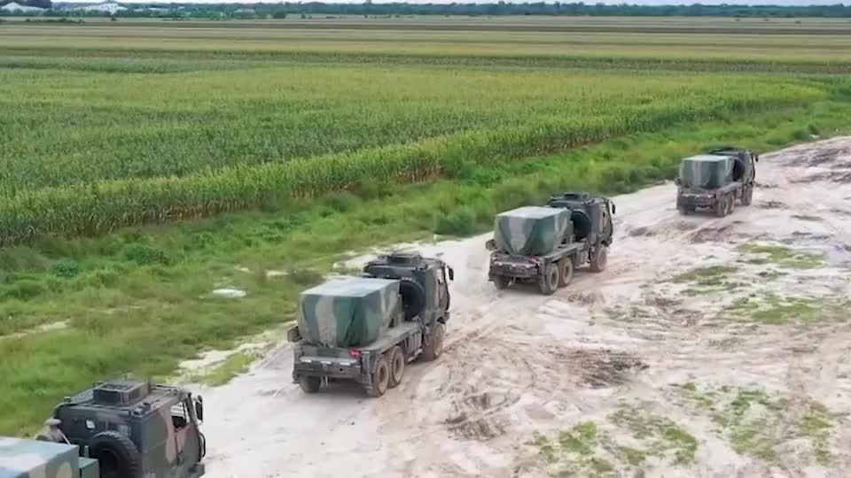 过瘾!解放军炮兵分队快速精准打击 数十发火箭炮齐射场面震撼_新浪新闻