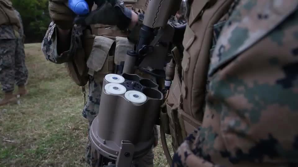 m32a1榴弹发射器射击演练,看似榴弹挺大,声音听着像玩具