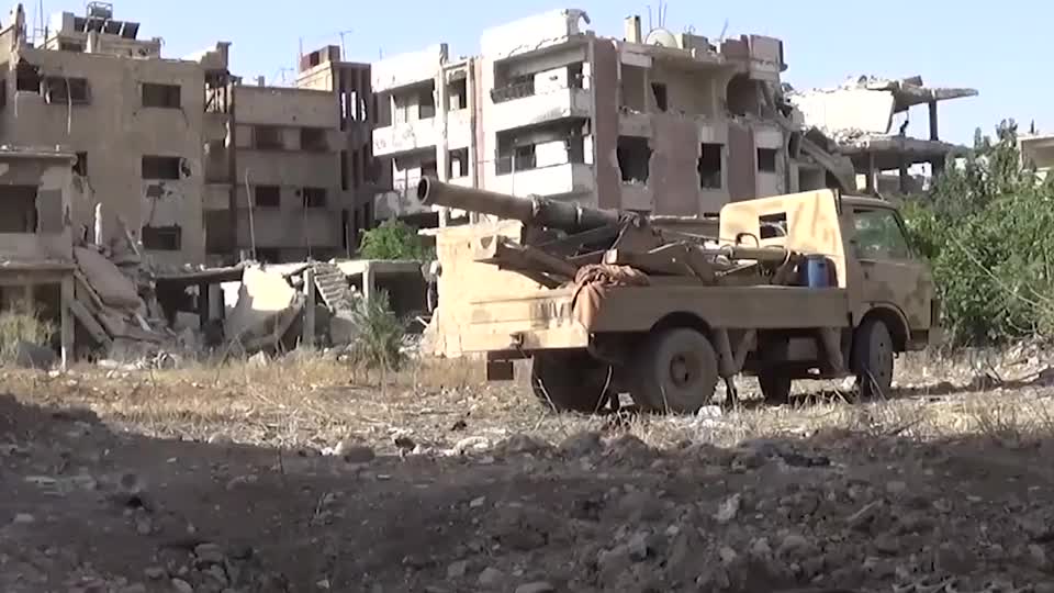 实拍叙利亚战争:叛军逮着政府军放松戒备,就是一顿轰炸!