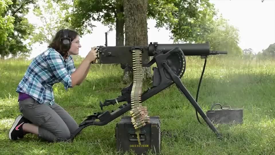 将近40斤的德国mg08马克沁重机枪,小姐姐把它当玩具耍!