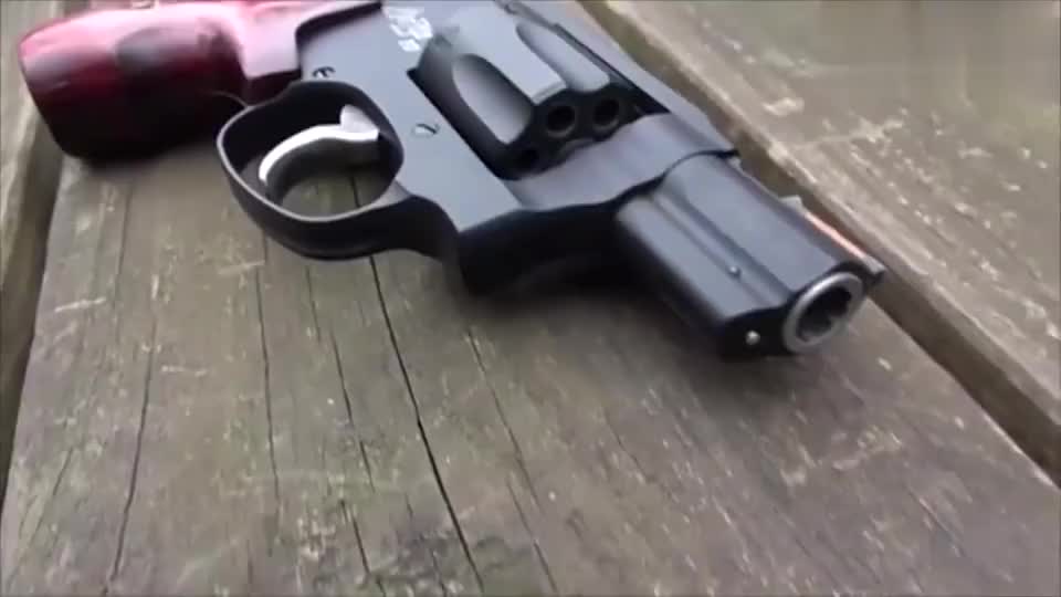 史密斯韦森小口径左轮手枪,转鼓式弹仓供弹7发,靶场射击测试