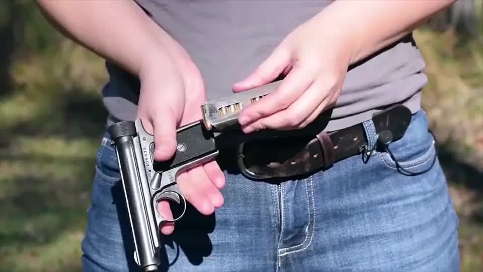 早期的德国绍尔m1913袖珍手枪,俗称"蛇牌撸子"户外靶场射击