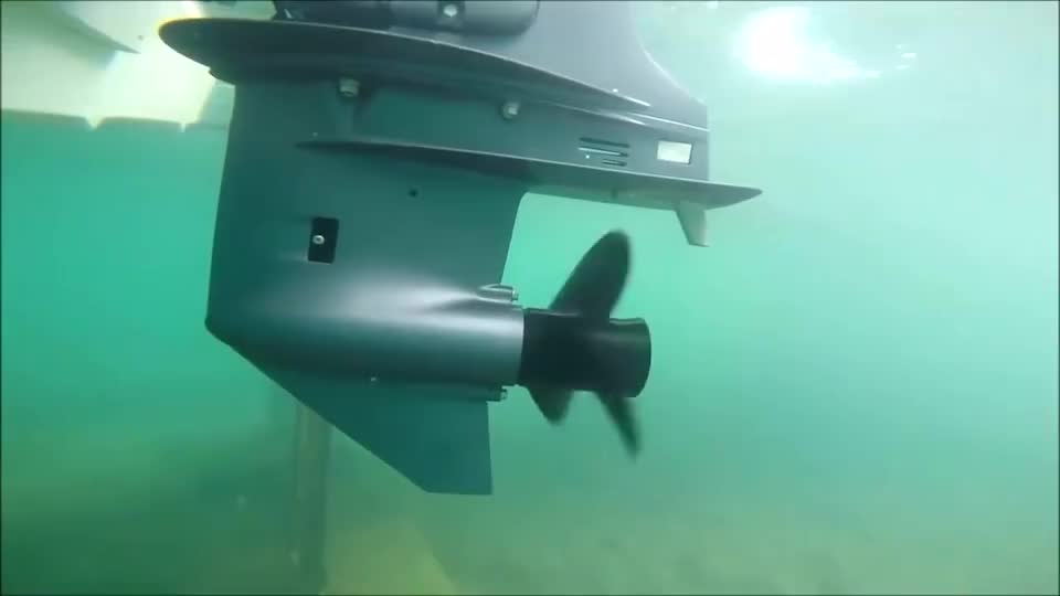 水下高清拍摄,轮船启动时螺旋桨是如何变化的?太壮观了!