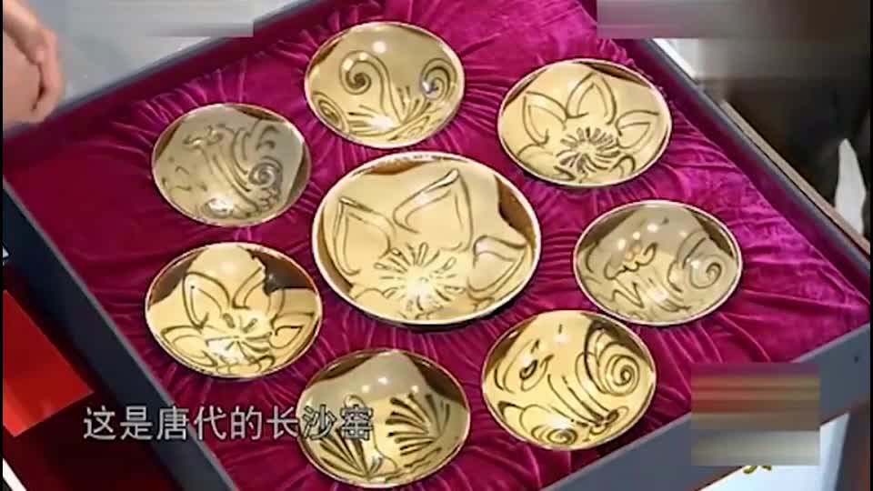 古玩场买的八个碗鉴宝,经过了水的浸泡,鉴定后大叔激动鼓掌!